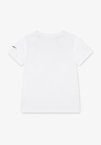 Balta kokvilnas T-kreklu ar īsām piedurknēm, apaļu kakla izgriezumu un melnu akcentu kreisajā piedurknē. Gluda tekstūra, klasiska piegriezuma.