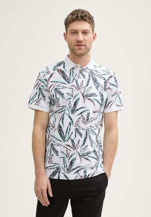 Polo-Shirt in Weiß mit einem mehrfarbigen Blattmuster. Verfügt über einen klassischen Kragen und kurze Ärmel, hergestellt aus weichem Stoff.