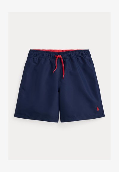 Short de bain bleu marine avec cordon rouge, ceinture intérieure rouge et petit logo rouge brodé sur la jambe gauche.