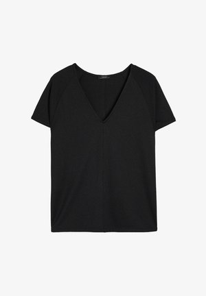 Crni kratki rukavi s V-izrezom, s glatkom teksturom i ravnim rubom. Raglan rukavi osiguravaju opušteni kroj.