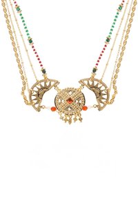 Goldfarbene mehrlagige Halskette mit kreisförmigen und mondförmigen Akzenten, verziert mit bunten Perlen, filigranen Details und hängenden Ornamenten.