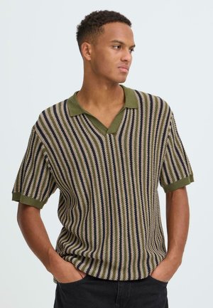 Stripet strikket polo i grøn, beige og marineblå. Har V-udskæring og korte, ribstrikkede ærmer. Tekstureret stof med en afslappet pasform.