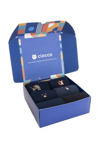 Calzini blu navy con divertenti design di animali presentati in una scatola decorativa blu con motivi geometrici colorati e il logo Ciocca.