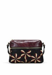 Bolso multicolor con un parte superior de cuero burdeos, un cuerpo negro acolchado y bordados florales en rojo, crema y negro. Incluye una cremallera dorada.