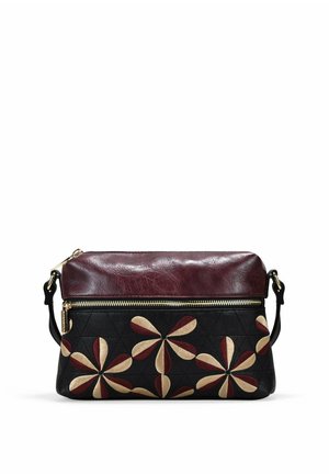 Bolso multicolor con un parte superior de cuero burdeos, un cuerpo negro acolchado y bordados florales en rojo, crema y negro. Incluye una cremallera dorada.