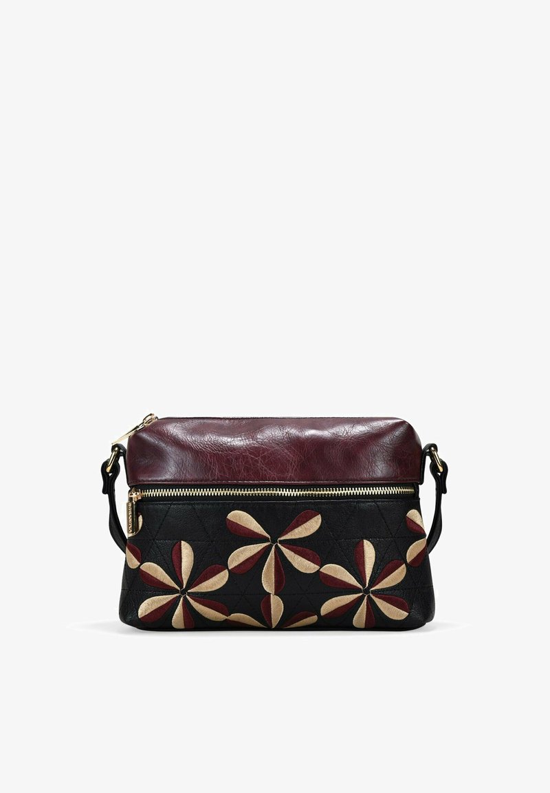 Bolso multicolor con un parte superior de cuero burdeos, un cuerpo negro acolchado y bordados florales en rojo, crema y negro. Incluye una cremallera dorada.