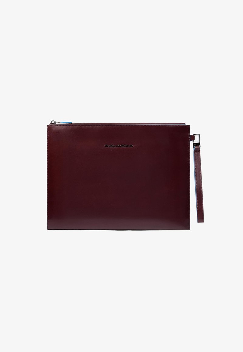 Pochette in pelle color bordeaux con texture liscia, dotata di chiusura a zip e cinturino da polso removibile. Include dettaglio logo in rilievo.