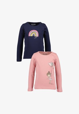 Kaks pitkähihaista paitaa: yksi tummansininen sateenkaari graafikuvalla, toinen vaaleanpunainen, jossa on ballerina ja sydänilmapallot. Pehmeää puuvillakangasta.
