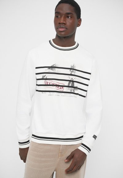 Λευκό φούτερ με μαύρες οριζόντιες ρίγες, με γραφικό σχέδιο και κείμενο. Ριμπ γιακάς και μανσέτες με αντίθετες ρίγες.