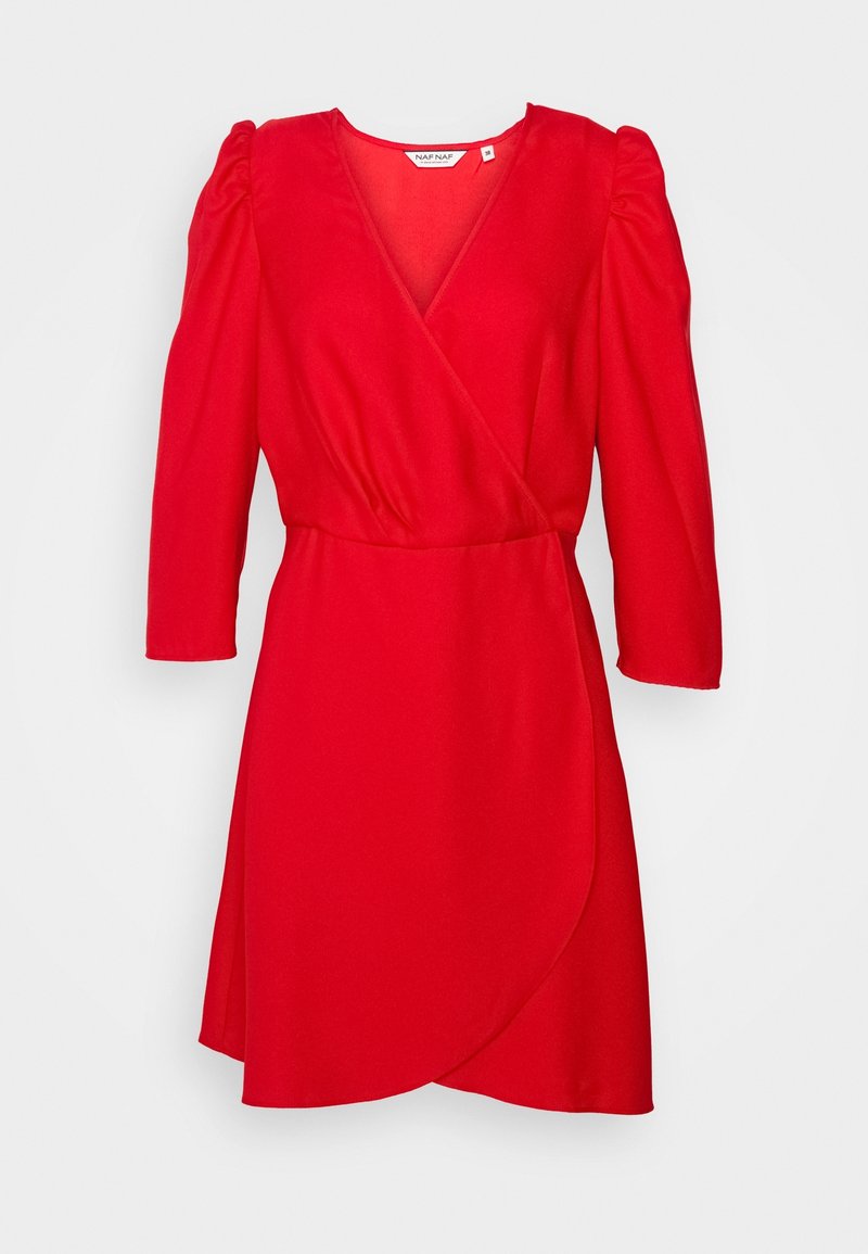 Robe portefeuille rouge avec col en V, épaules bouffantes, manches trois-quarts et ourlet de jupe superposé sur fond gris clair.