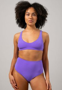 Lila, sömlös bikiniuppsättning med en baddräkt med scoop-nacke och högmidjade underdelar. Mjuk textur med en enhetlig färg.