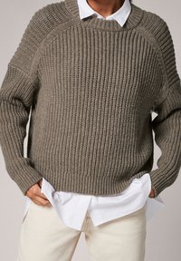 comma casual identity Sweter