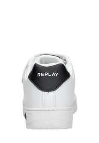Witte sneaker met een zwarte leren hieltab. Kenmerkt een gevoerd kraag, een gestructureerde rubberen zool en een reliëflogo op de hiel.