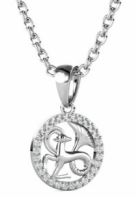 Collana d'argento con un pendente circolare raffigurante un drago, circondato da un anello di piccole gemme trasparenti. I link della catena sono di dimensioni medie.