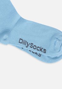 Lyseblå bomuldsokker med en glat tekstur, som har teksten "DillySocks" i mørkegrå nær anklen.
