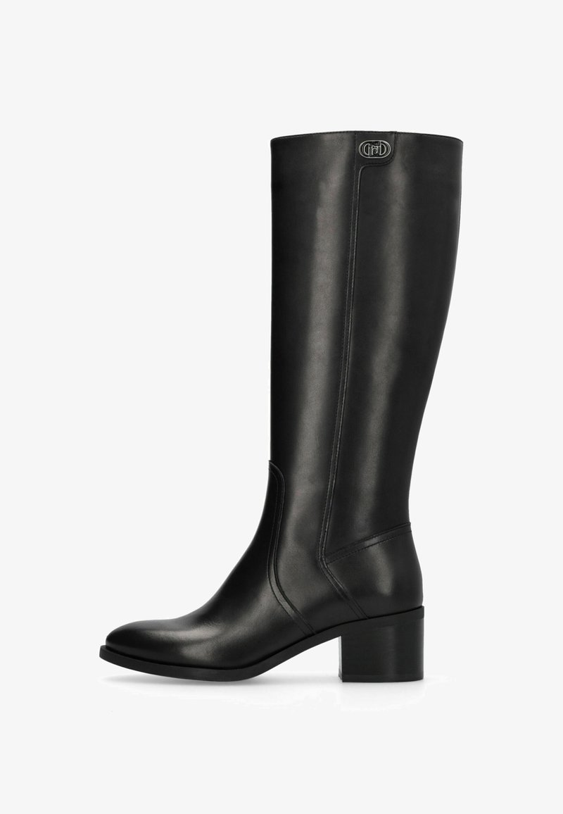 Botte haute en cuir noir avec un petit talon bloc et une couture discrète, vue de côté sur fond blanc.
