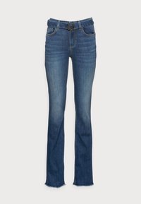 Niebieskie dżinsy z wysokim stanem i rozkloszowanym dołem, z dopasowanym dżinsowym paskiem z okrągłą metalową klamrą i surowymi krawędziami.