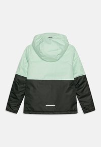 Chaqueta con capucha en verde menta y negro, con un diseño de bloques de color y un acento reflectante en la parte posterior. Fabricada con un material liso y resistente al agua.