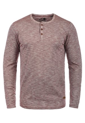 Pikisu varrukatega henley särk maroon värvi heledast kangast. Omab ümmargust kaela, kolme nupuga sulgemist ja väikest brändi sildit hemil.