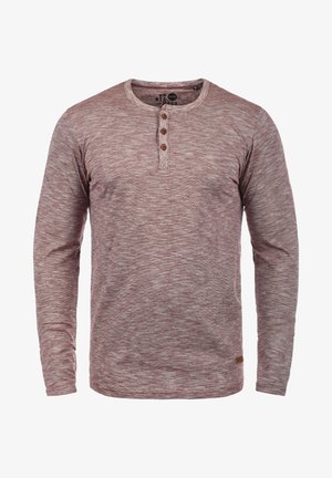 Pikisu varrukatega henley särk maroon värvi heledast kangast. Omab ümmargust kaela, kolme nupuga sulgemist ja väikest brändi sildit hemil.