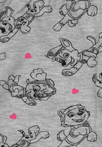 Tessuto grigio con illustrazioni in contorno nero di cuccioli di cartone animato in varie pose, con piccoli cuori rosa sparsi in tutto il design.