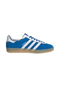 Baskets Adidas Gazelle bleues avec bandes blanches, lacets bleus, empeigne en daim et semelle en gomme translucide, vues de profil.