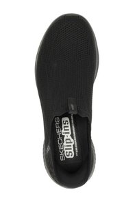 Zwarte Skechers Slip-Ins schoenen met een textuur gebreide bovenkant, slip-on ontwerp, gevoerde binnenzool en flexibele rubberen buitenzool voor comfort.