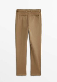 Beżowe spodnie slim fit z szlufkami na pasek i dwoma tylnymi kieszeniami typu welt na białym tle.