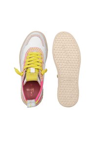 Hvide sneakers med pink og gule detaljer, tekstureret overdel, flade snørebånd og en gummisål med honningkage-mønster.