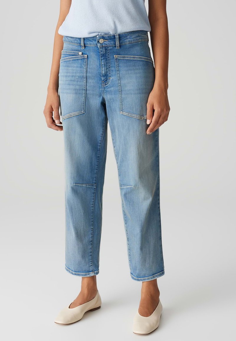 Lichtblauwe denim jeans met een relaxte pasvorm, met twee grote voorzakken, contrasterende stiksels en een zoom die op de enkel valt.