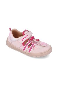Zapatilla de malla rosa con acentos en rosa claro, cordones elásticos y cinta de Velcro. Suela de goma con textura para un mejor agarre. Logotipo de la marca visible.