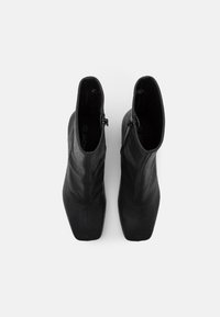 Monki Botas clássicas de cano curto - black dark
