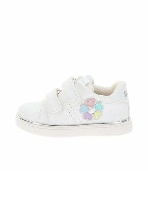 Scarpa da ginnastica bianca per bambini con due cinturini in velcro e una decorazione a forma di cuore a fiori dai colori pastello sul lato.