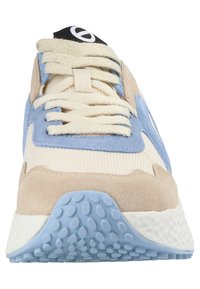 Beige und hellblaue Sneaker aus Wildleder und Mesh-Materialien. Verfügt über eine strukturierte Gummisohle und eine Schnürung an der Vorderseite mit einem schwarzen Logo-Akzent.