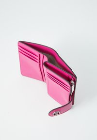 Kompakt pink læderpunge med flere kortlommer, en lynlåslomme og en trykknaplukning med hardwaredetalje. Glat overflade.