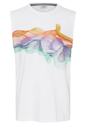 Camiseta sin mangas de algodón blanco con un diseño abstracto en líneas onduladas de color naranja, púrpura y verde azulado en la parte frontal.