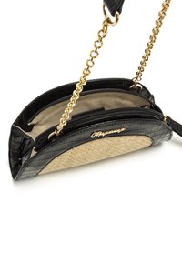 Zwarte tas van imitatieleer met een geweven beige paneel, een gouden kettingband, ritssluitingen en een gladde voering aan de binnenkant. Voorzien van logodetail aan de voorkant.