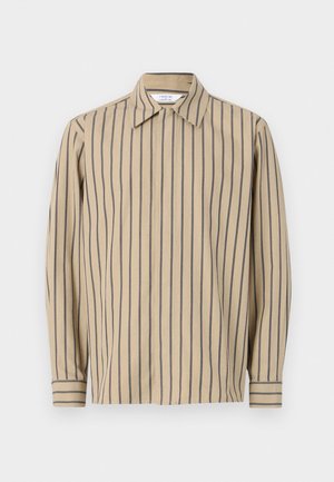 Beige langermet skjorte med marineblå vertikale striper, spiss krage og knappede mansjetter, laget av et glatt bomullsmateriale.