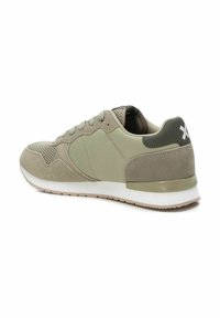 Zapatillas que presentan una combinación de ante verde claro y malla, un cuello acolchado y una suela de goma blanca con un acento gris en el talón.