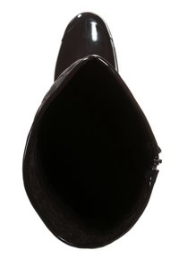 Botín negro brillante hasta la rodilla con un acabado suave, punta redonda y detalle de cremallera en el costado. Interior forrado con material oscuro.
