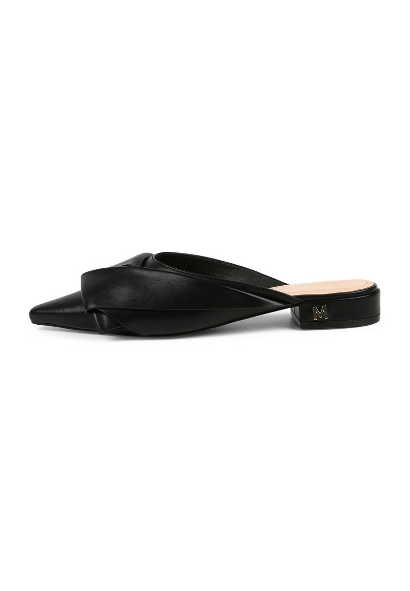 Svarta läder slip-on mules med spetsig tå, snodd frontdetalj, låg blockklack och guldlogoaccent på klacken.