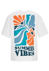 Witte T-shirt met korte mouwen, voorzien van een groot, kleurrijk bloemen- en bladdesign in blauw, oranje en donkergroen, met de tekst "SUMMER VIBES" aan de onderkant.