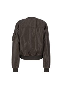 Hnedá bomber bunda vyrobená z hladkého materiálu, s rebrovaným pásom a manžetami, a so zipsovým vreckom na ľavom rukáve.