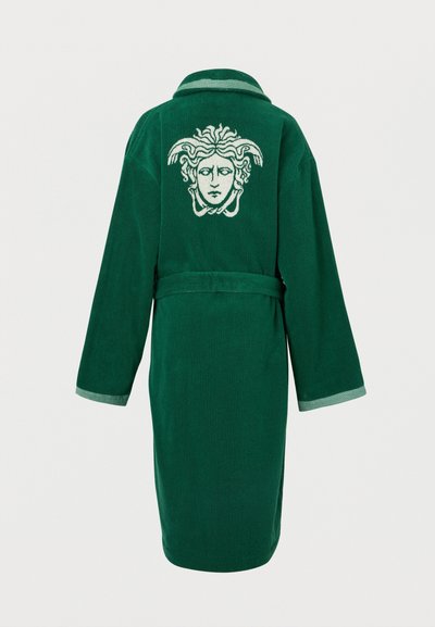 Πράσινη ρόμπα με ανοιχτό γκρι περίγραμμα και μεγάλο κεντημένο κεφάλι Μέδουσας στην πλάτη, με μακριά μανίκια και ζώνη στη μέση.