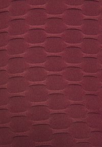 Strukturierter Stoff in tiefem Burgunderrot mit einem sich wiederholenden Muster aus ovalen Formen mit erhabenen Kanten, das eine gerippte Textur zeigt.