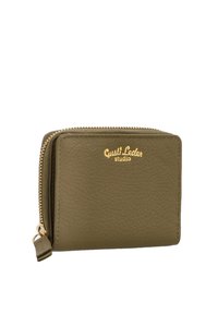 Kleine olivgrüne Lederbörse mit goldenem Reißverschluss und Logo mit der Aufschrift Gusti Leder studio auf der Vorderseite.