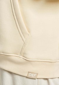 Unselected, beige
