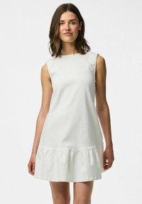 Balta bezpiedurkņu kleita, izgatavota no kokvilnas, ar taisnu griezumu, viļņotu apakšmalu un vienkāršu dizainu bez redzamām rakstām vai akcentiem.