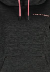 Felpa nera con coulisse rosa e marchio. Presenta un tessuto testurizzato, una tasca a marsupio e un sottile motivo orizzontale.