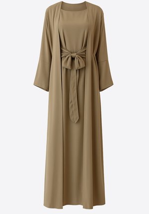 Lange olijfgroene jurk van gladde stof met een ceintuur in de taille en wijde mouwen. Heeft een eenvoudig, vloeiend ontwerp.